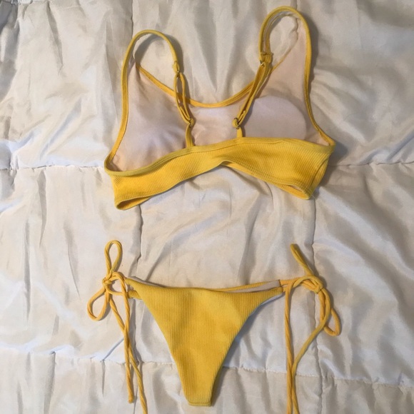 Bikini - Picture 3 of 8